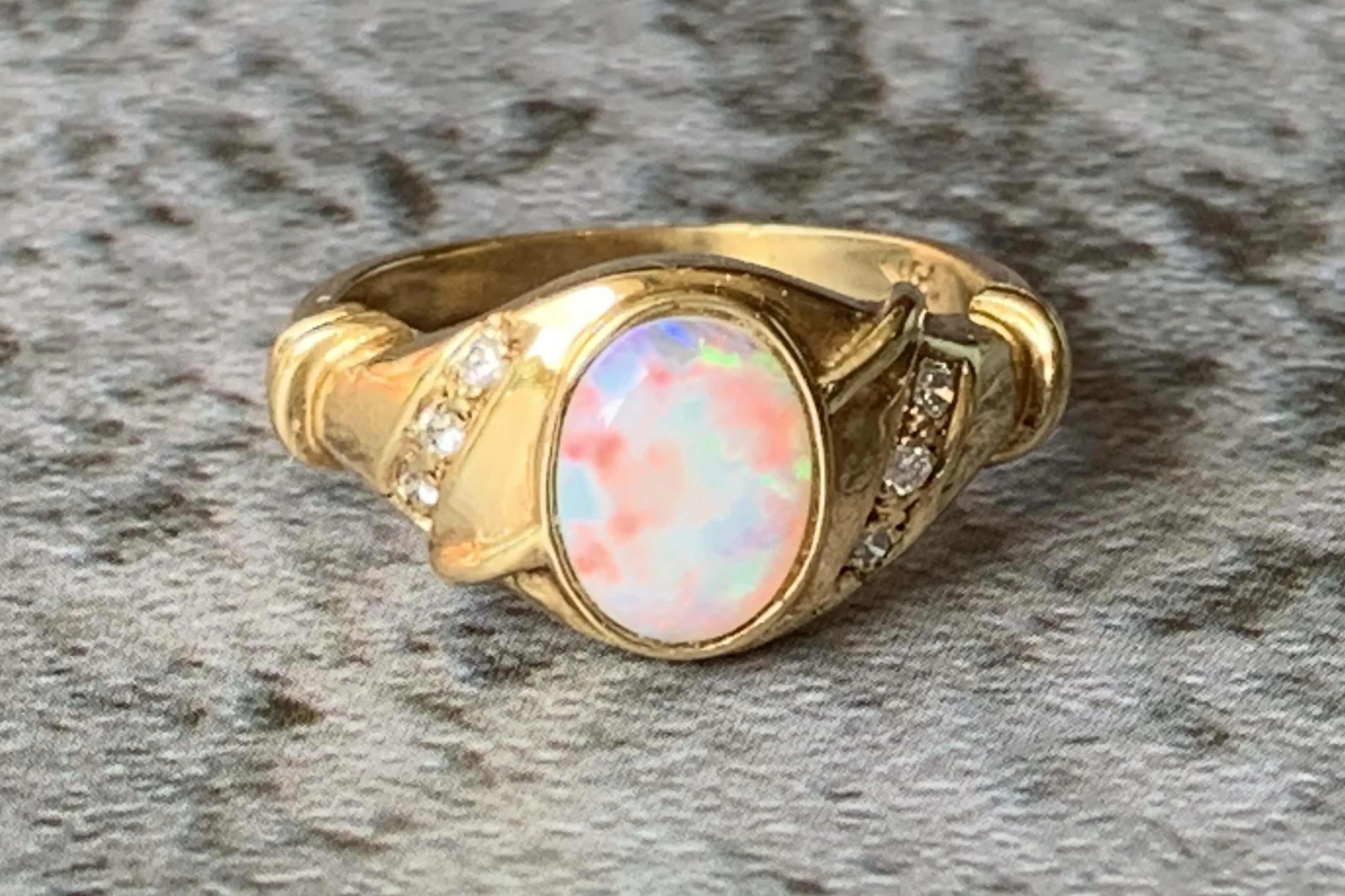 18kt Yellow Gold Fire Opal and Diamond ring