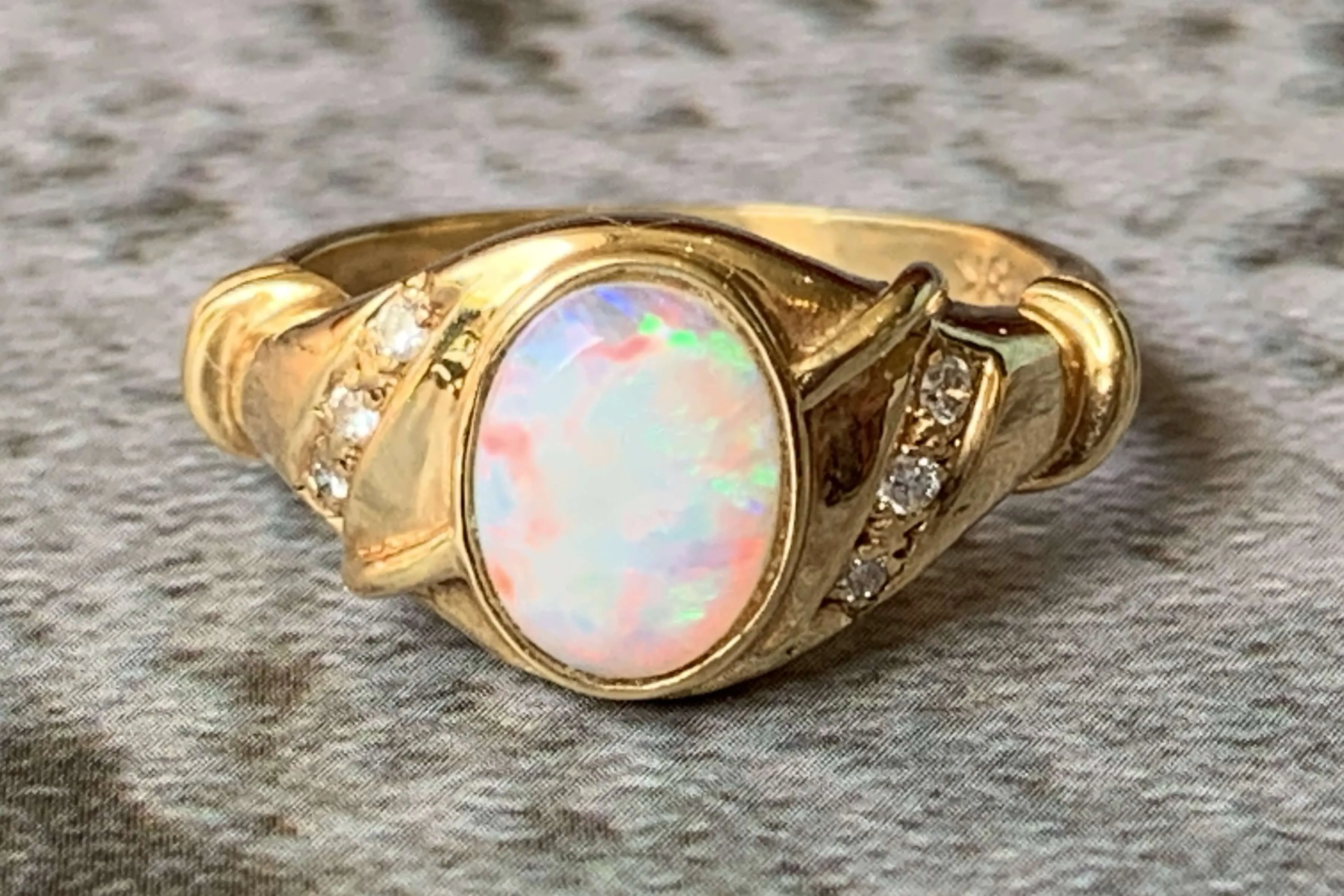 18kt Yellow Gold Fire Opal and Diamond ring