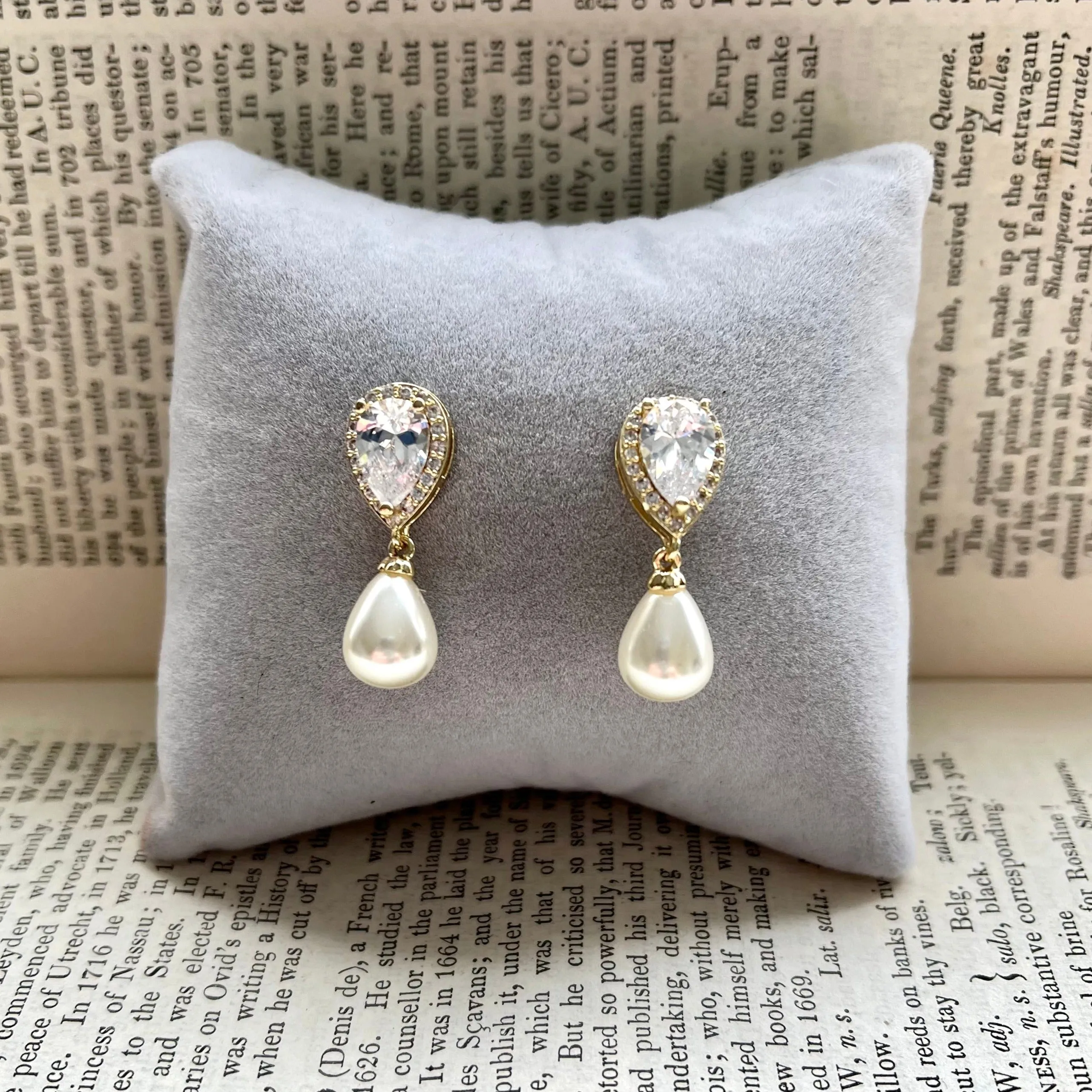 Alisha, Teardrop Pearl Gold Earrings