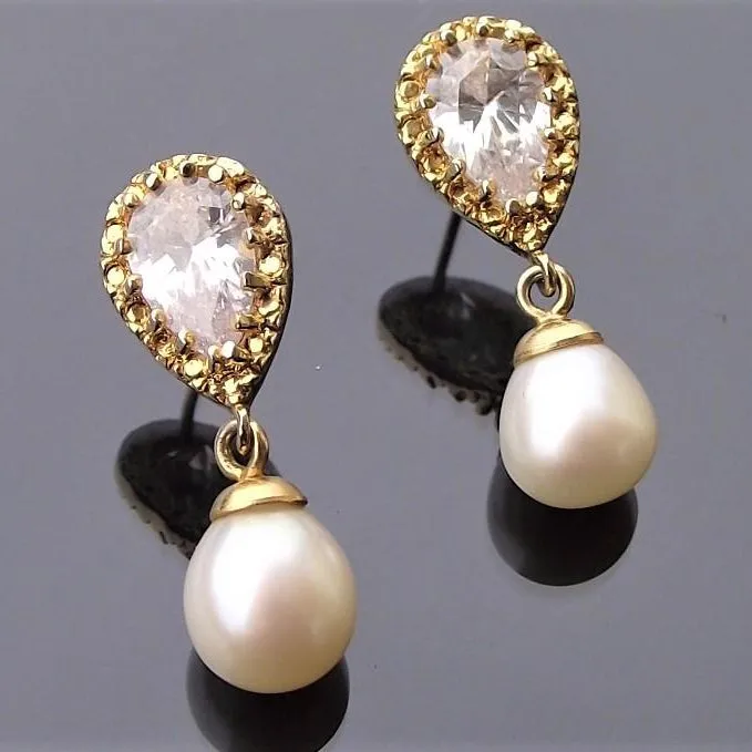 Alisha, Teardrop Pearl Gold Earrings