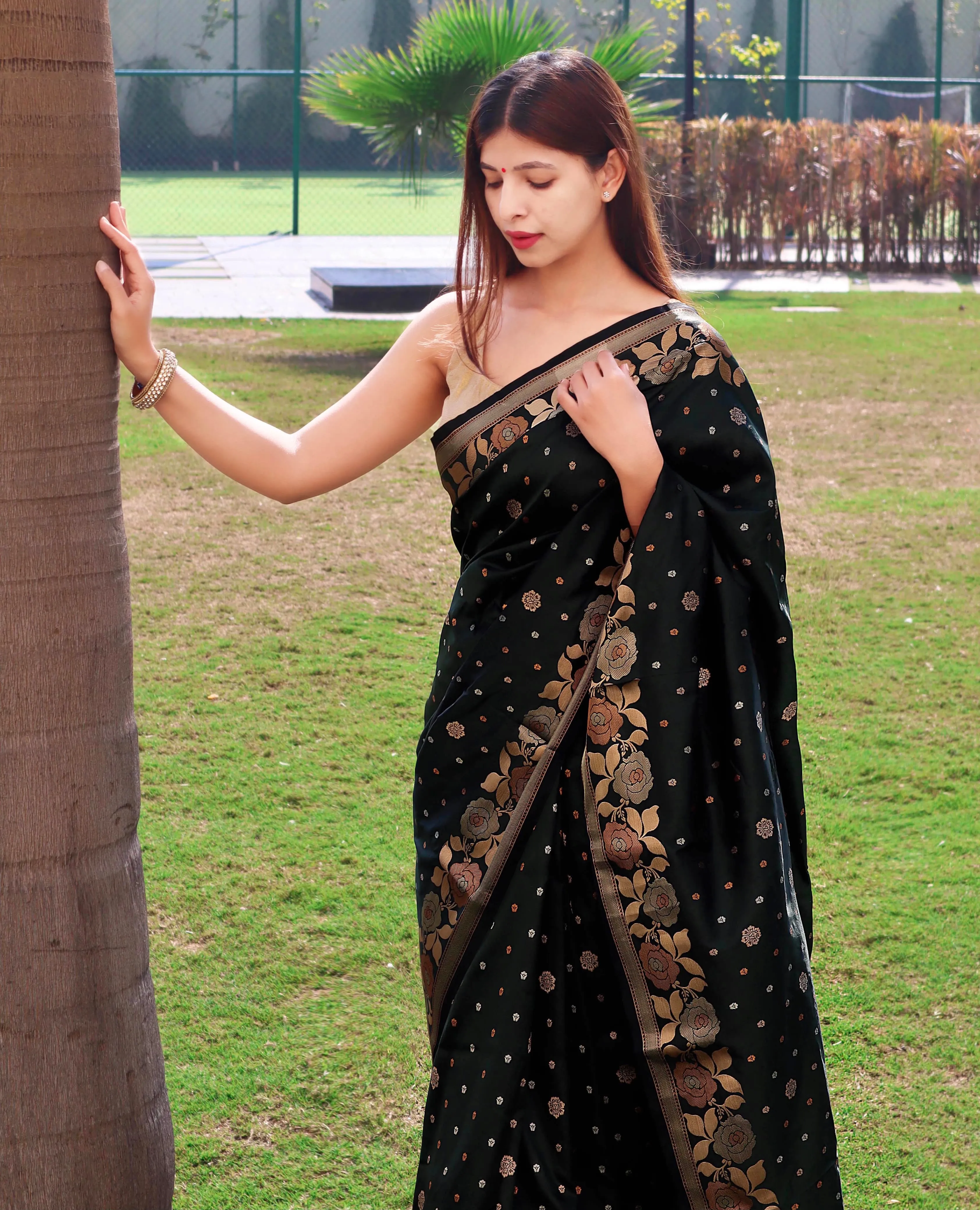 Floral Woven Zari Weaving Designer Pure Soft Banarasi Silk Saree