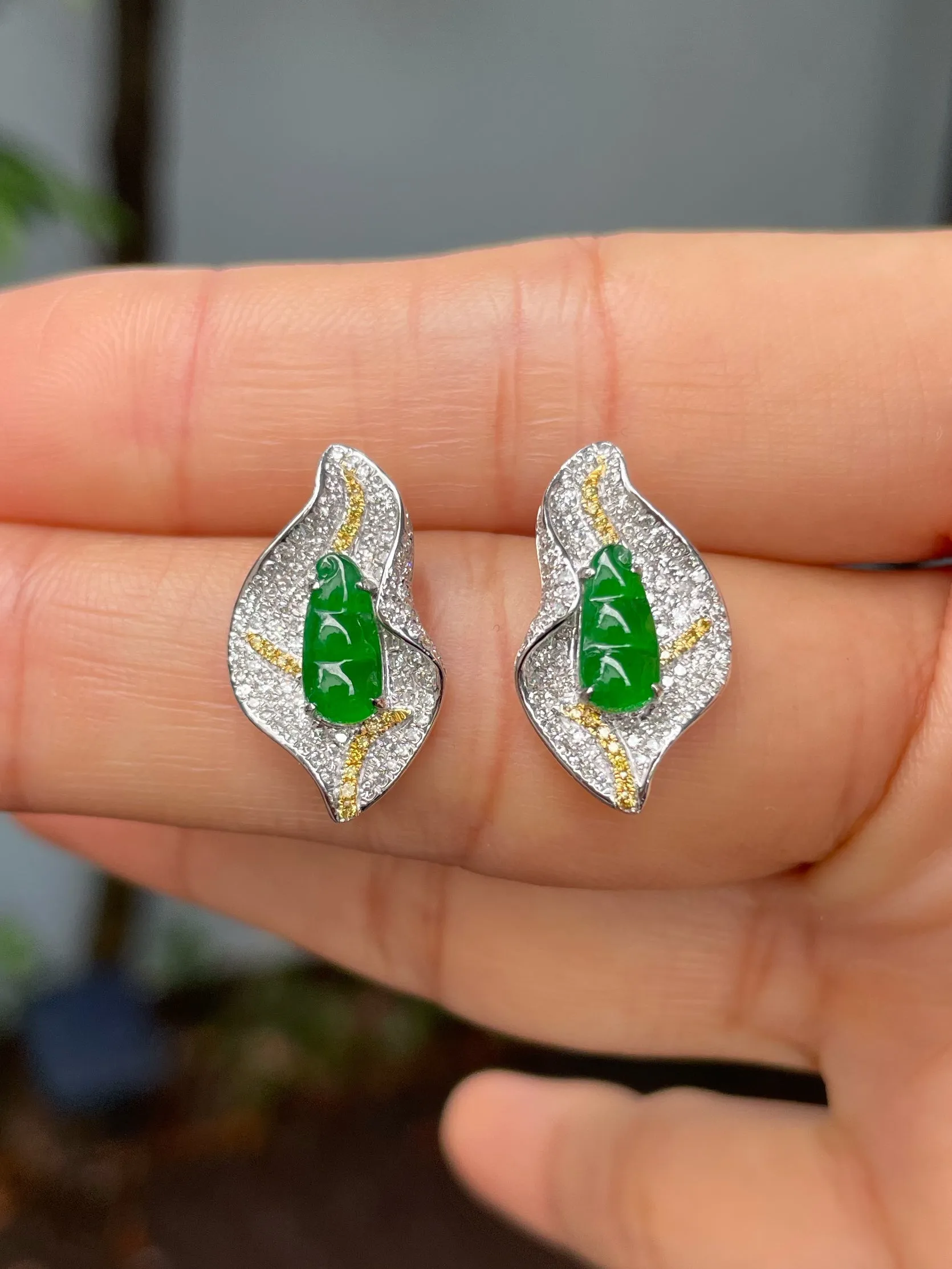 Green Jade Earrings - Peapod Carvings (NJE186)