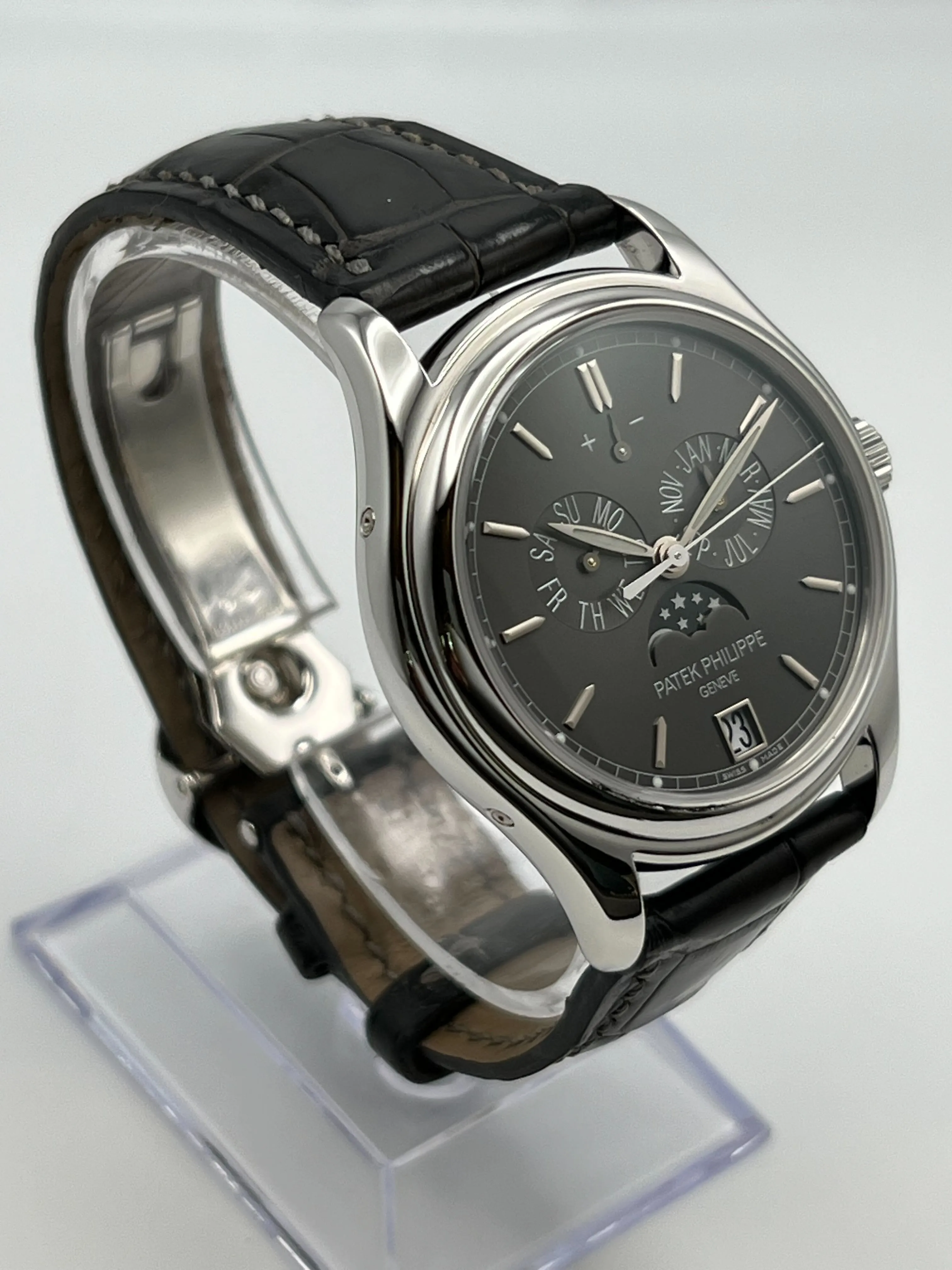 Patek Philippe Complications 5146P-001 Annual Calendar Platinum Grey Dial (2017)