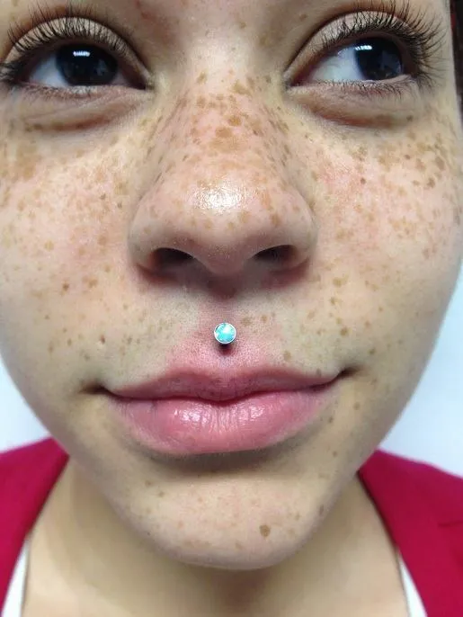 Tilum 18g - 16g Internally Threaded Titanium 2.5mm Flat Opal Top - Price Per 1